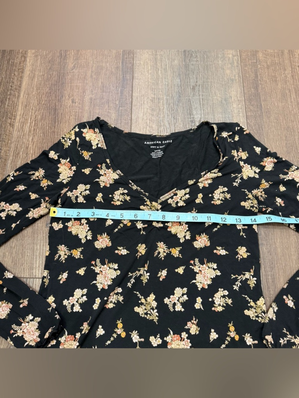 American Eagle soft and sexy floral black semi cropped long sleeve tee small - Picture 4 of 7